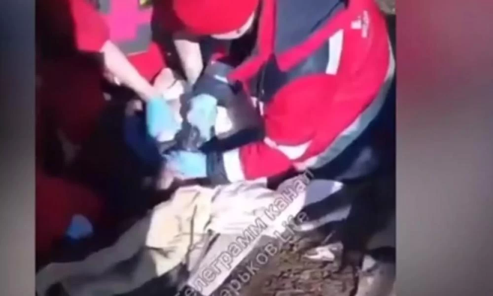 Πόλεμος στην Ουκρανία – Χάρκοβο: Η δραματική στιγμή που βγάζουν παιδάκι από τα συντρίμμια (βίντεο)